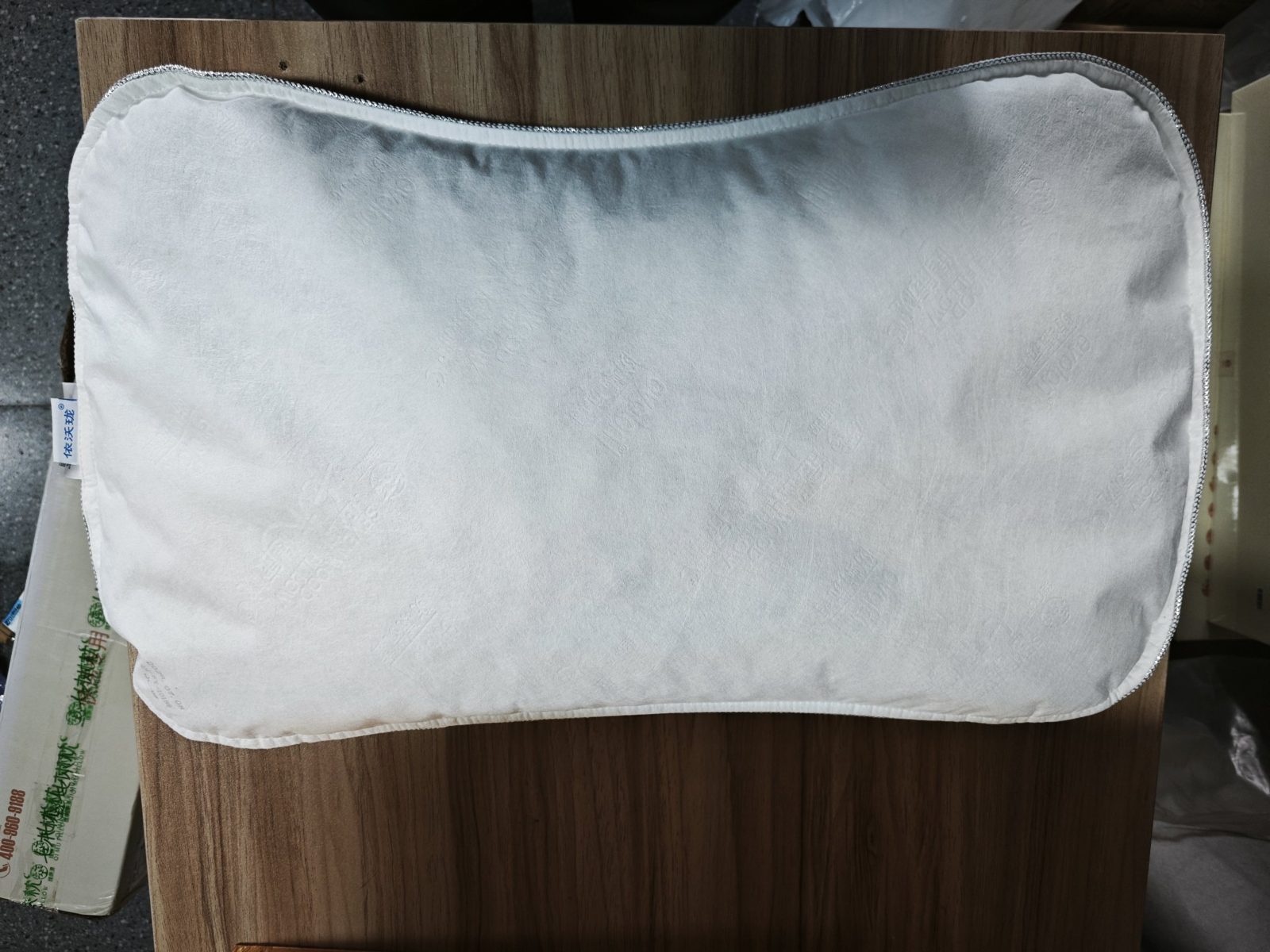 QIMU FENGYA Zhuyun pillow inner core in white German Evolon anti-mite fabric, showing its molded curved shape