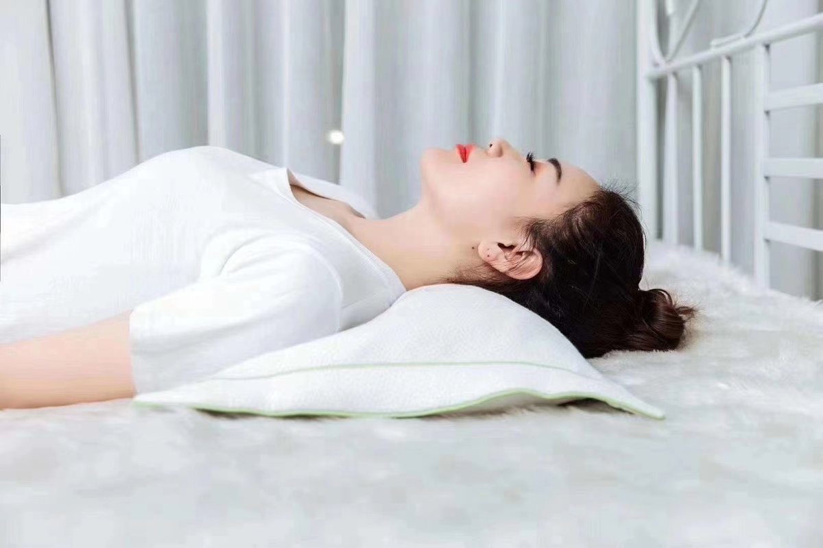 Back sleeping on the Zhuyun pillow with the fuller edge supporting the neck