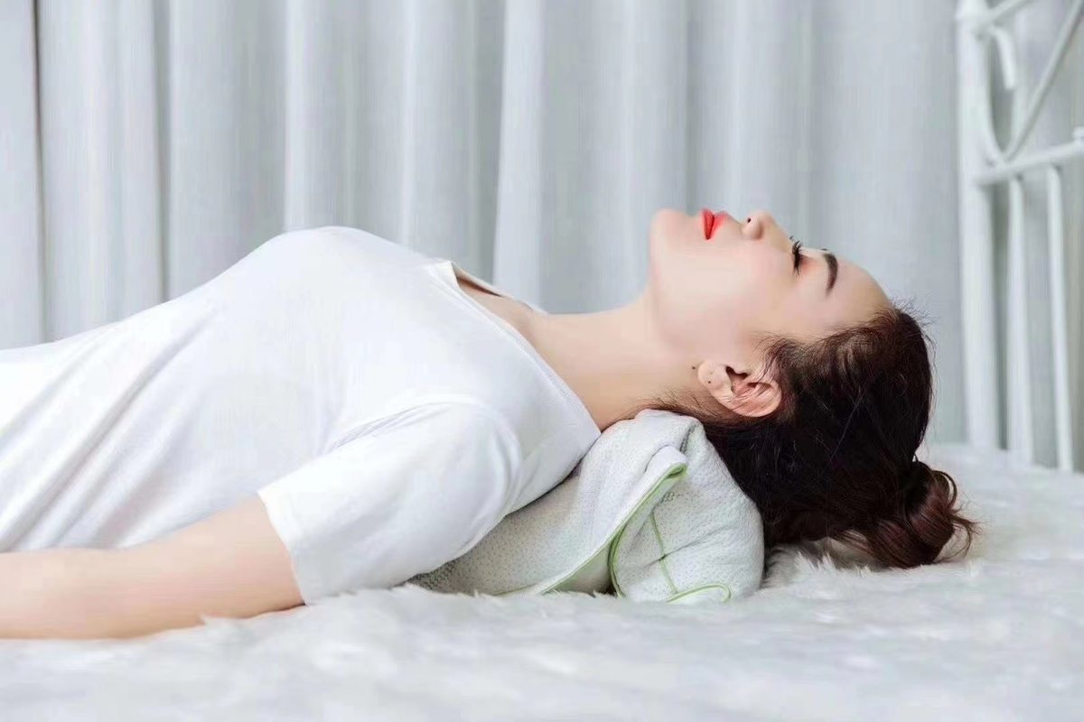 The Zhuyun pillow folded under the neck for extra height