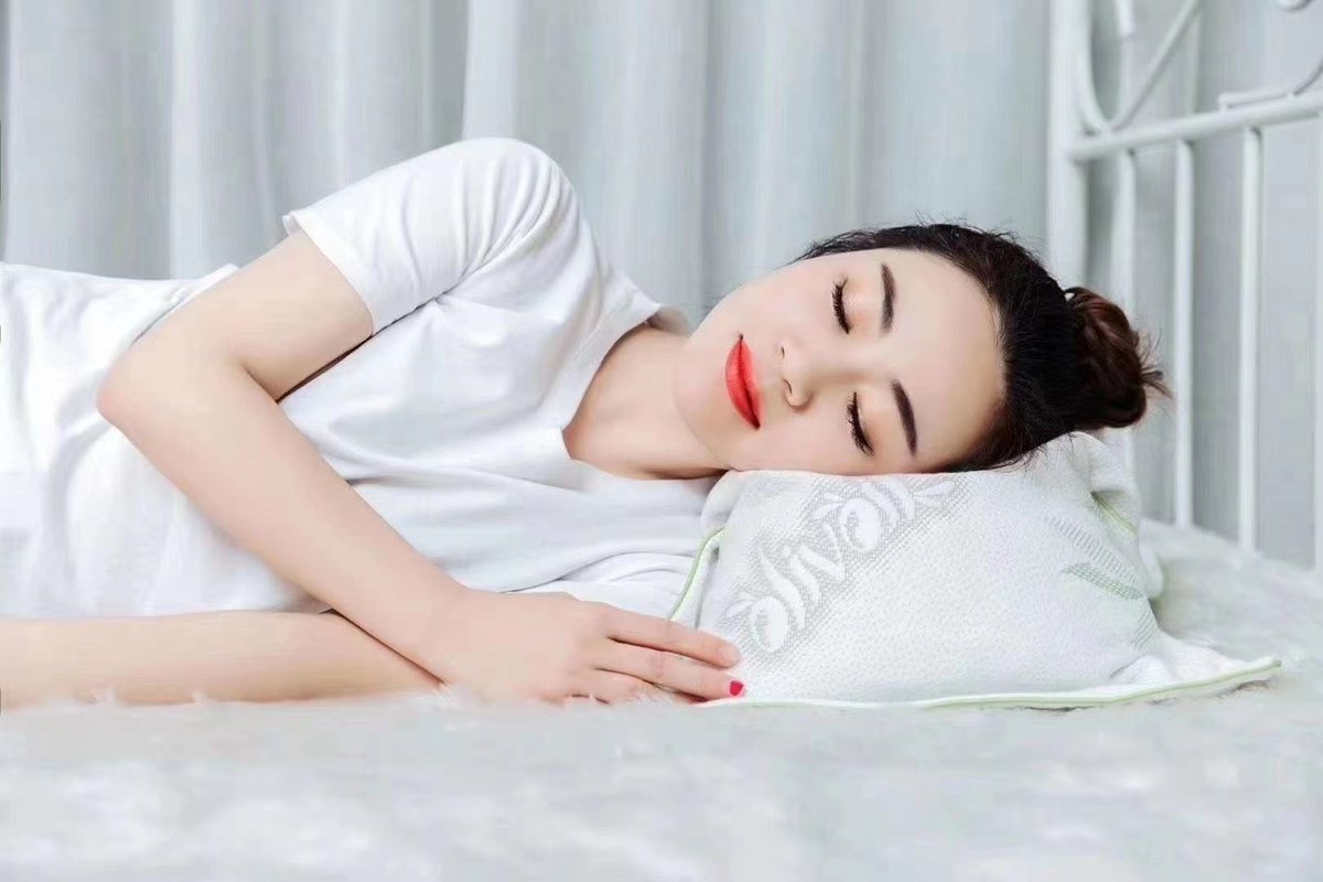 Side sleeping on the Zhuyun pillow in the Olive Oil pillowcase